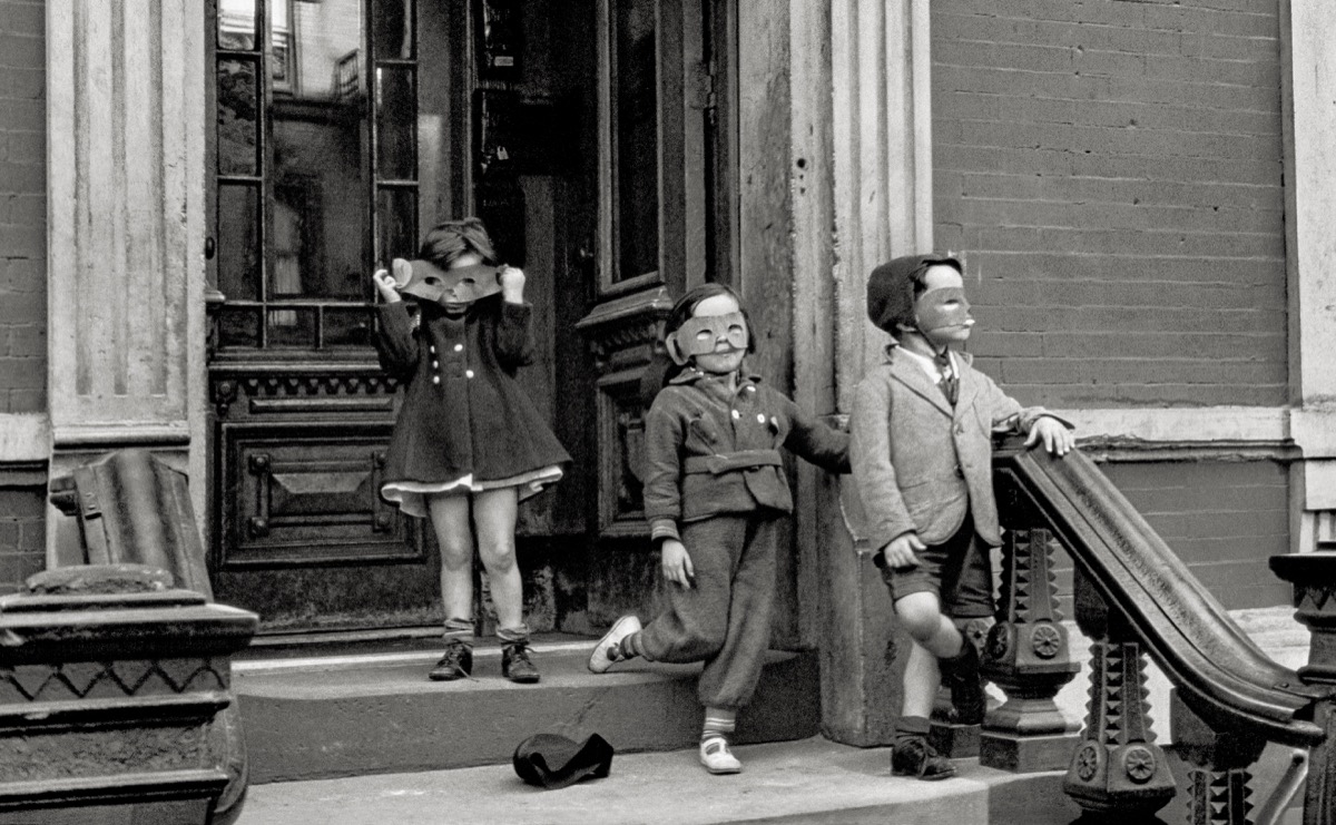 Helen Levitt, - New York, 1940. The Albertina Museum, Vienna. Permanent loan of the Austrian Ludwig Foundation for Art and Science Film Documents LLC/Courtesy Thomas Zander Gallery, Cologne