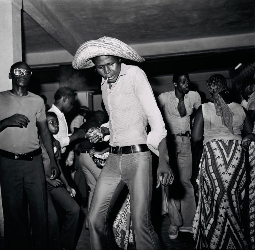 Paul Kodjo, Abidjan, Années 1970, série Les Soirées dansantes Avec l’aimable autorisation des Rencontres du Sud et de in camera galerie. 